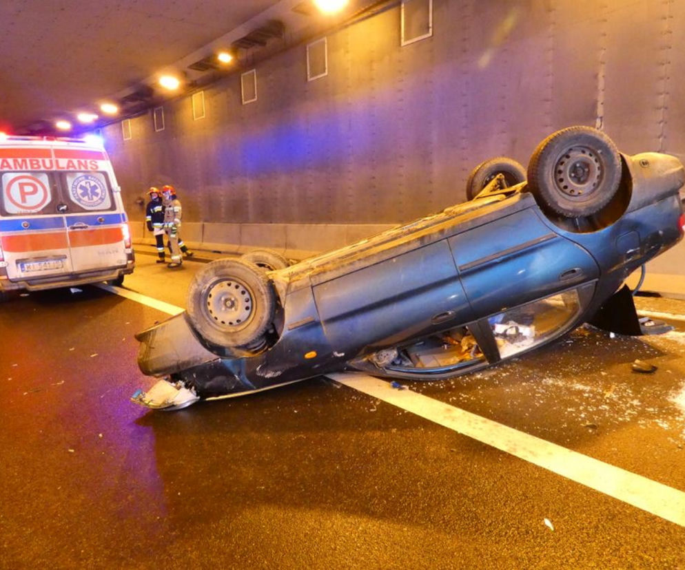Wypadek tuż przy POW! Kierowca odbił się od barierek 