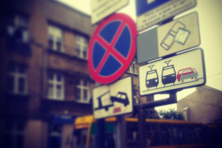 To może skończyć się komunikacyjnym paraliżem. Źle zaparkowane samochody blokują torowiska w Łodzi [AUDIO]