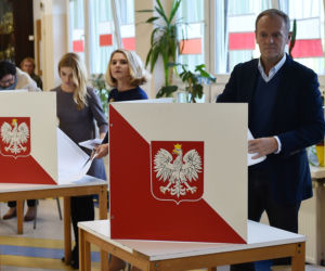 Donald Tusk głosuje wraz z rodziną