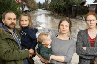 Ogromny absurd pod Warszawą. Mieszkańcy toną w błocie po kolana. Batalia trwa ponad 15 lat