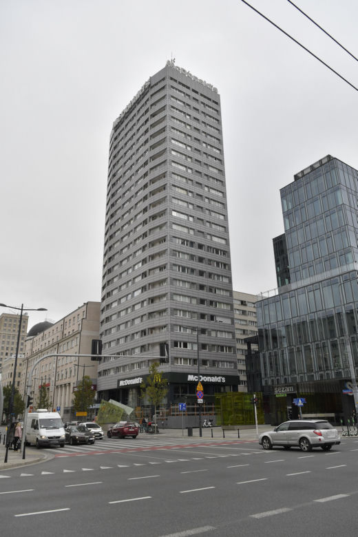 Mężczyzna wypadł z okna i spadł na innego mężczyznę