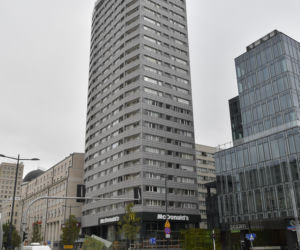 Mężczyzna wypadł z okna i spadł na innego mężczyznę