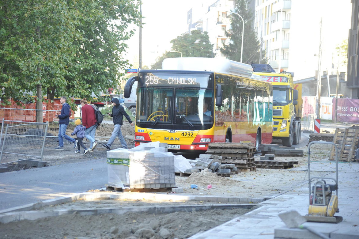 Kierowcy mają dość rozkopanej Woli. Z korka wjeżdżają w kolejny korek 