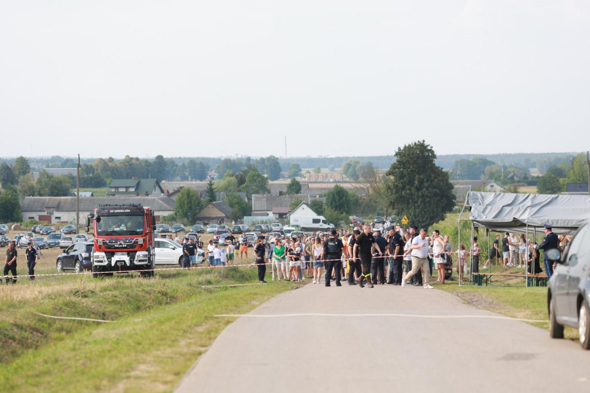 Groza na pikniku wojskowym. Policyjny Black Hawk zahaczył o linię wysokiego napięcia