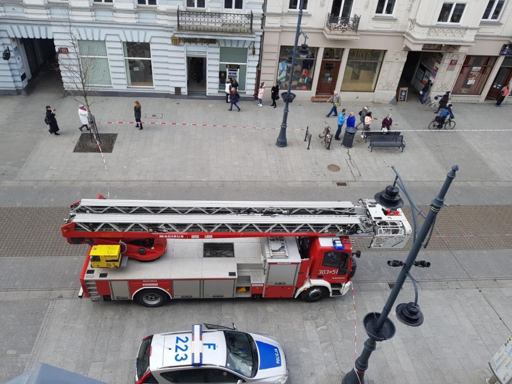 Tajemnicza przesyłka w bramie Urzędu Miasta Łodzi. Ulica Piotrkowska zamknięta!