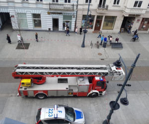 Tajemnicza przesyłka w bramie Urzędu Miasta Łodzi. Ulica Piotrkowska zamknięta!
