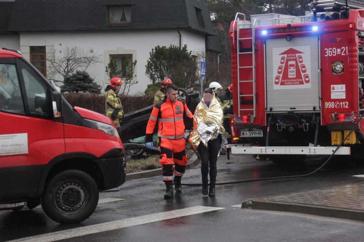 Wypadek w Wawrze. Roztrzaskali się osobówką. To cud, że nic im się nie stało!