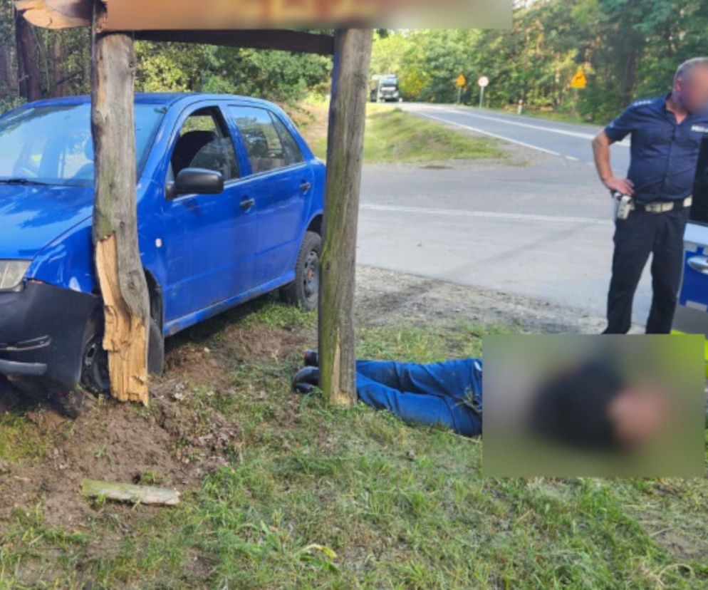 Rozbita niebieska skoda po pościgu policji. Obok leży zatrzymany kierowca. O zdarzeniu przeczytasz na Eska Warszawa.