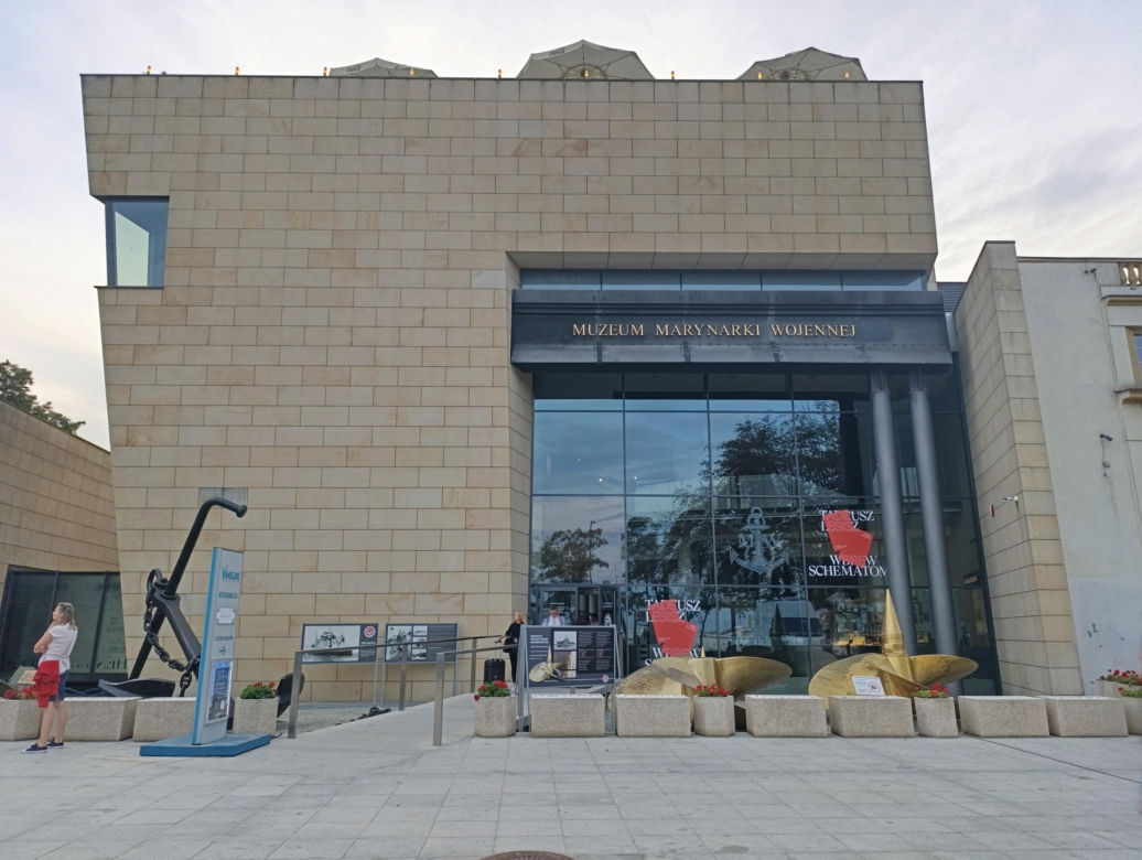 Sokół przed Muzeum Marynarki Wojennej w Gdyni