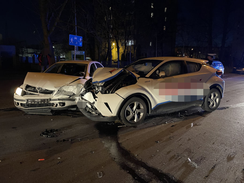 Wbili się czołowo w skodę, później uciekli. Szuka ich policja