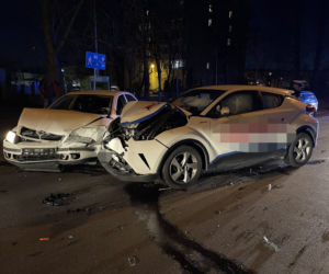 Wbili się czołowo w skodę, później uciekli. Szuka ich policja