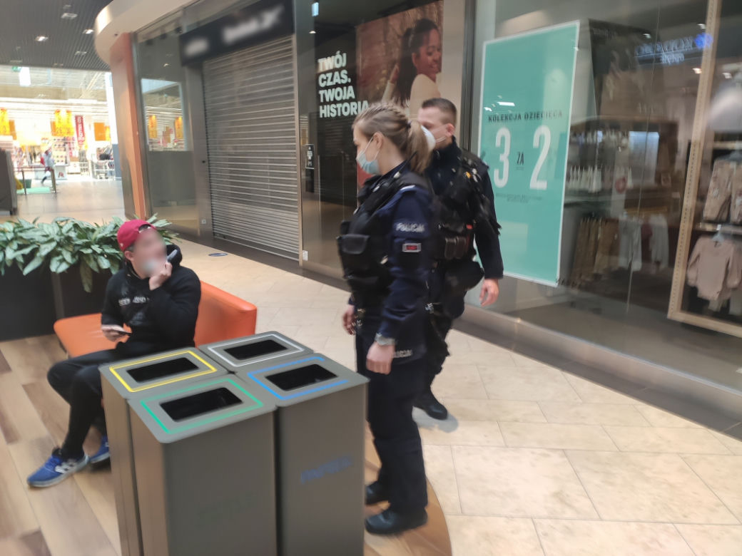 Kontrole policji z Torunia. Sprawdzają respektowanie obostrzeń i noszenie maseczek