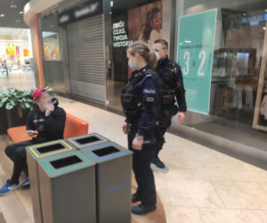 Kontrole policji z Torunia. Sprawdzają respektowanie obostrzeń i noszenie maseczek