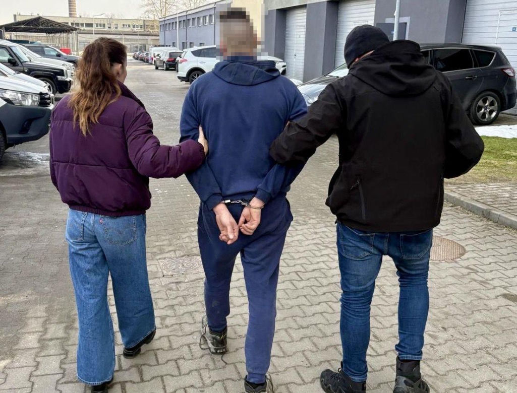 26-latek odpowie za ucieczkę przed policją, narażenie rodziny na niebezpieczeństwo i jazdę bez uprawnień