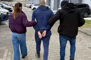 26-latek odpowie za ucieczkę przed policją, narażenie rodziny na niebezpieczeństwo i jazdę bez uprawnień