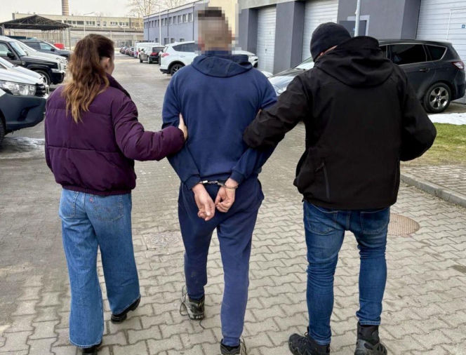 26-latek odpowie za ucieczkę przed policją, narażenie rodziny na niebezpieczeństwo i jazdę bez uprawnień