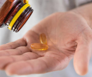 Bierzesz witaminę D rano czy wieczorem? Jeden szczegół przy posiłku jest ważniejszy niż godzina