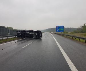 Kolizja na tarnowskim odcinku autostrady. Porsche nie dało rady ciężarówce