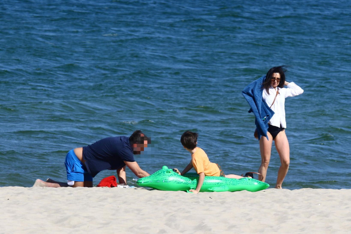 Marta Kaczyńska z mężem i synem na plaży