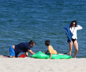 Marta Kaczyńska z mężem i synem na plaży
