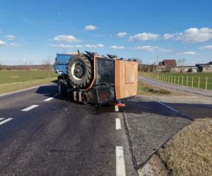 Wypadek na DK 16. CIĄGNIK ROZPADŁ SIĘ NA PÓŁ po zderzeniu z osobówką [ZDJĘCIA]