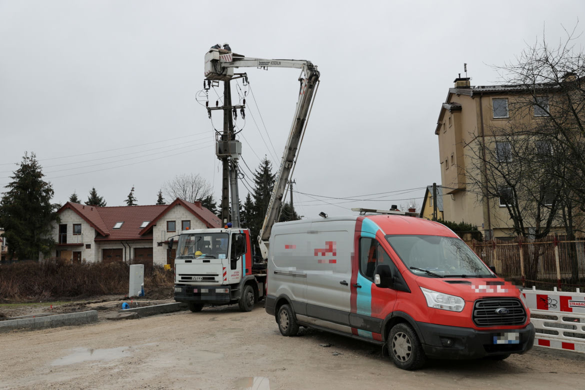 Budowa ronda wstrzymana przez słup energetyczny stojący na środku. Urzędniczy absurd na ul. Kadetów 