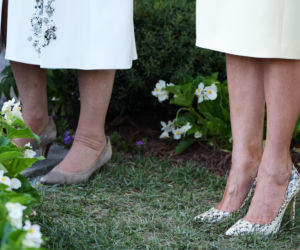 Król Karol i królowa Kamila u Trumpów. Melania dała im herbatę, a potem pokazała pasiekę w kształcie Białego Domu