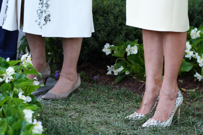 Król Karol i królowa Kamila u Trumpów. Melania dała im herbatę, a potem pokazała pasiekę w kształcie Białego Domu