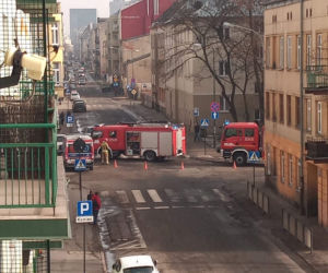 Groźny WYPADEK na 6 Sierpnia. SAMOCHÓD PRZEWRÓCONY NA BOK