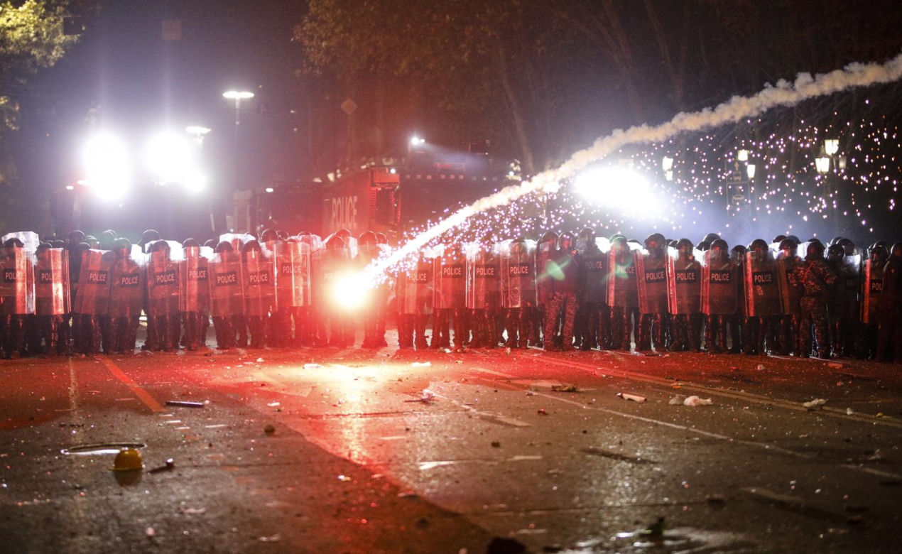 „Rewolucja fajerwerków”. Kolejna brutalna noc w Tbilisi 