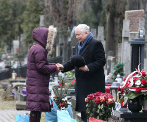 Prezes zawiózł choinkę na grób mamy