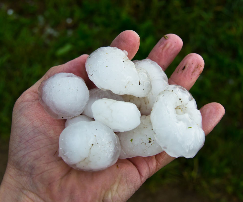 Gigantyczny grad i trąby powietrzne. Nad Małopolskę nadciągają potężne nawałnice! [ALERT]