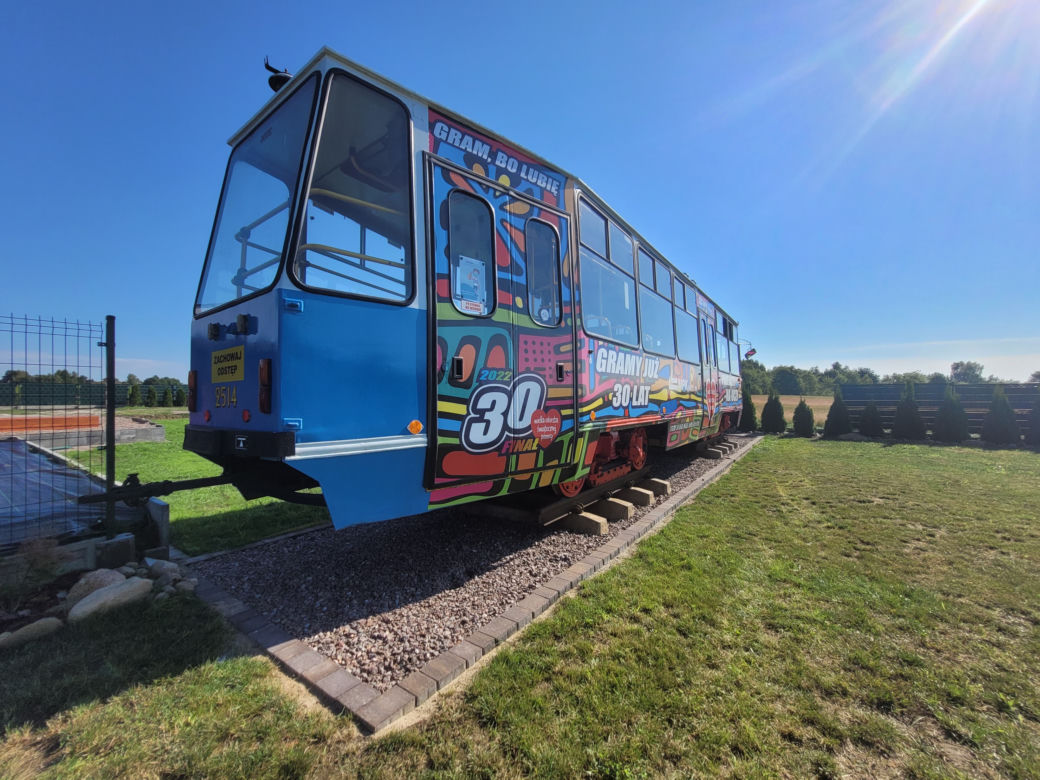 Tramwaj z Wrocławia trafił do przydomowego ogrodu w Łodzi. "Kosztował" 99 999 zł 