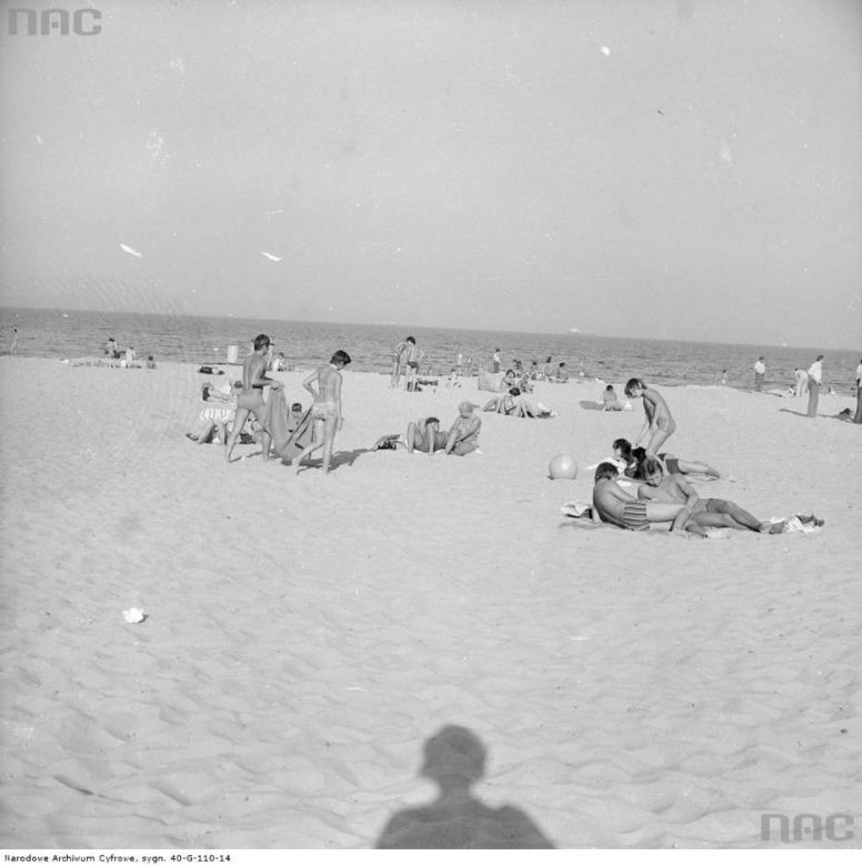 Plażowa moda sprzed lat. Tak wypoczywały nad morzem poprzednie pokolenia [ZDJĘCIA ARCHIWALNE]