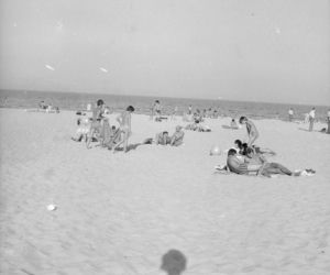 Plażowa moda sprzed lat. Tak wypoczywały nad morzem poprzednie pokolenia [ZDJĘCIA ARCHIWALNE]