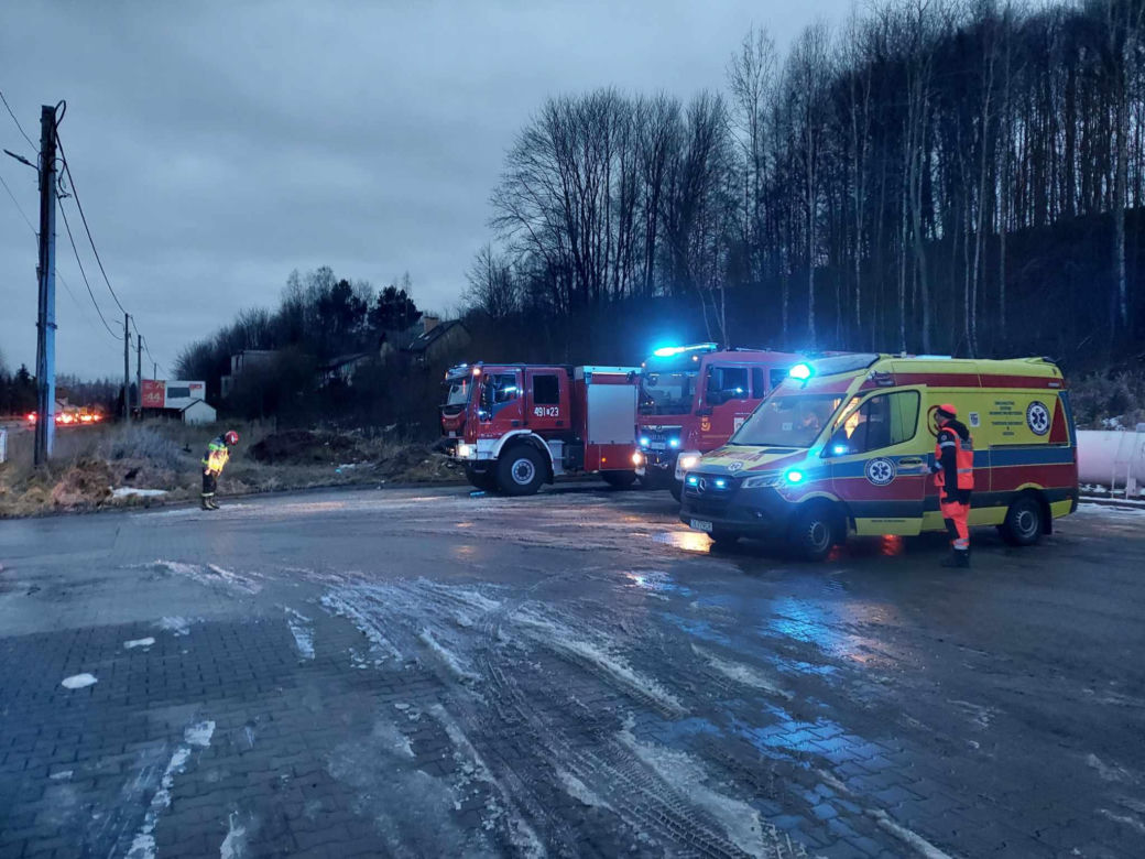 Wypadek na 42. Toyota wylądowała w przydrożnym rowie
