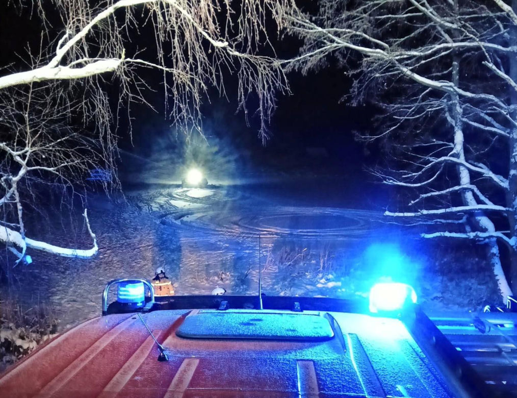 Ładzyń - lód załamał się pod autem, które wjechało na zamarznięty zbiornik wodny Bagno