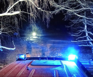 Ładzyń - lód załamał się pod autem, które wjechało na zamarznięty zbiornik wodny Bagno