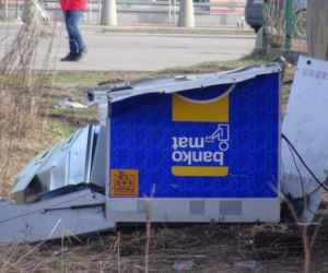 Ukradli koparkę, rozwalili bankomat i zniknęli z kasą 