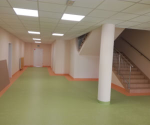 Jak wygląda rozbudowana część Szkoły Podstawowej w miejscowości Dąbrówka Stany przed zakupem wyposażenia?