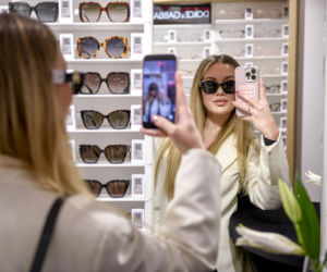 Od męża aktorki do influencera? Maciej Pela robi furorę na imprezie w centrum Warszawy