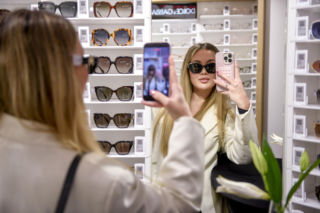 Od męża aktorki do influencera? Maciej Pela robi furorę na imprezie w centrum Warszawy