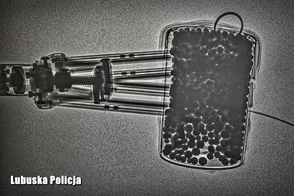 Zatrzymał byłą dziewczynę na środku ulicy i wyjął broń! W jego aucie był ładunek wybuchowy. Szok w Sulechowie [ZDJĘCIA].