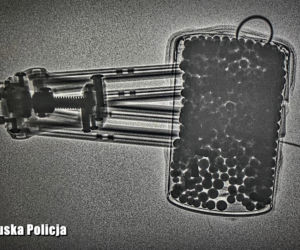 Zatrzymał byłą dziewczynę na środku ulicy i wyjął broń! W jego aucie był ładunek wybuchowy. Szok w Sulechowie [ZDJĘCIA].
