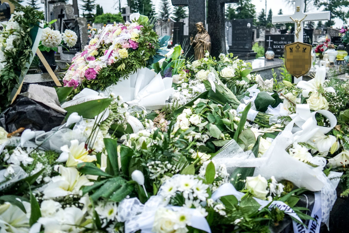 2-letnia Natalka zginęła na oczach taty. Aniołek jest już w niebie. Trumienka utonęła w białych kwiatach