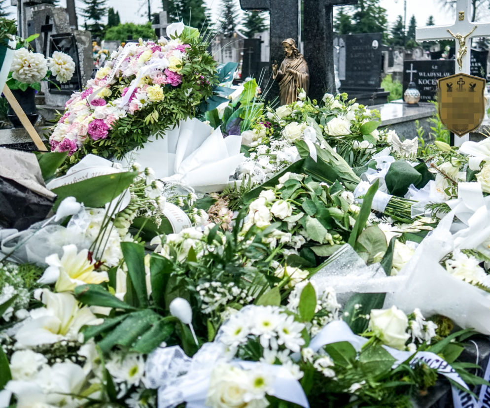 2-letnia Natalka zginęła na oczach taty. Aniołek jest już w niebie. Trumienka utonęła w białych kwiatach