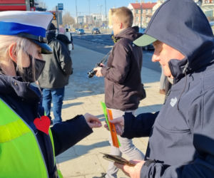 W walentynki policja przypomina, że kochać musimy się też na drodze