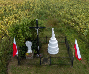 Pogrzeb ofiar zbrodni wołyńskiej w Ostrówkach