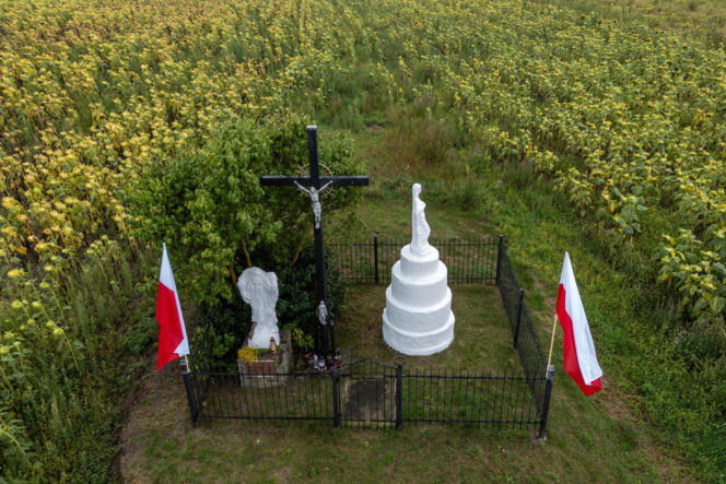 Pogrzeb ofiar zbrodni wołyńskiej w Ostrówkach