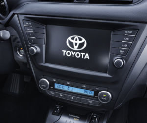 Toyota Avensis lifting 2015